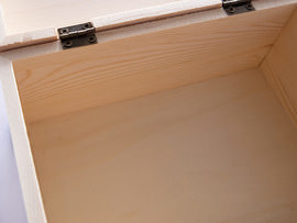 Gegraveerde schatkist van hout met open deksel