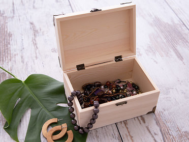 Gegraveerde schatkist met sieraden