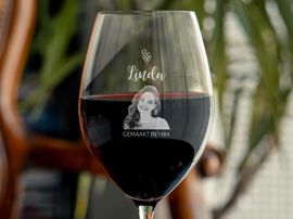 Wijnglas met gravure