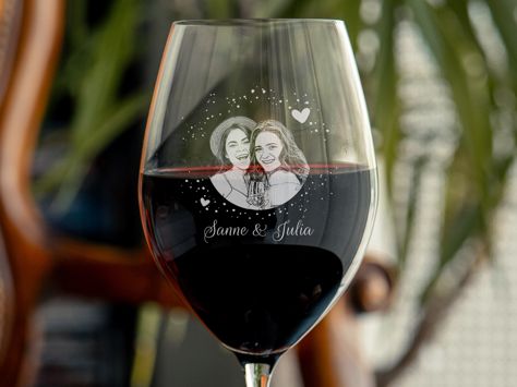 Rood wijnglas met fotogravure