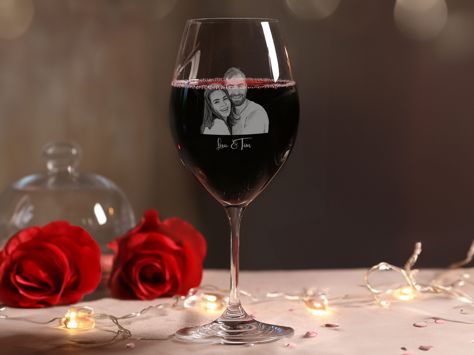 Rood wijnglas met gravure