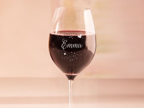 Rood wijnglas met gravure